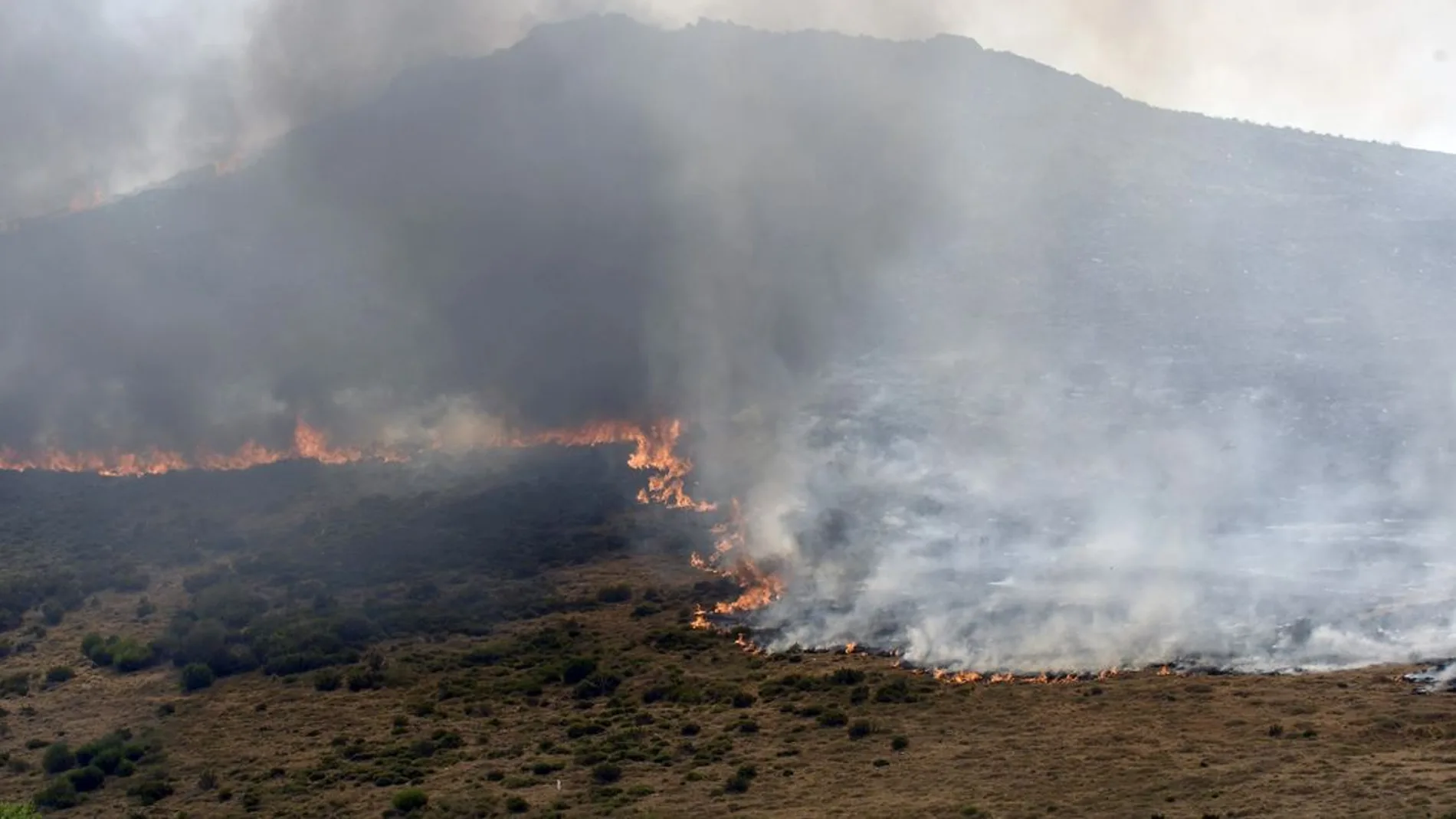 Fuego en Iruela, una de las localidades de la comarca de La Cabrera (León)