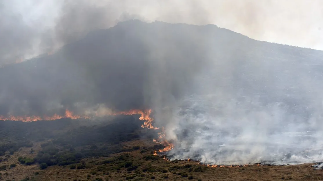 Fuego en Iruela, una de las localidades de la comarca de La Cabrera (León)