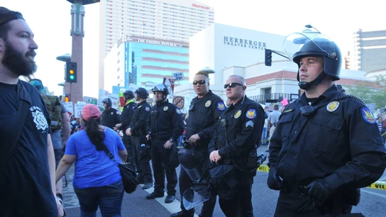 La policía monta guardia durante una protesta contra Donald Trump en Phoenix, Arizona La policía monta guardia durante una protesta contra Donald Trump en Phoenix, Arizona