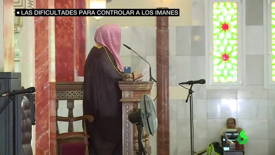 Imán en una mezquita Imán en una mezquita