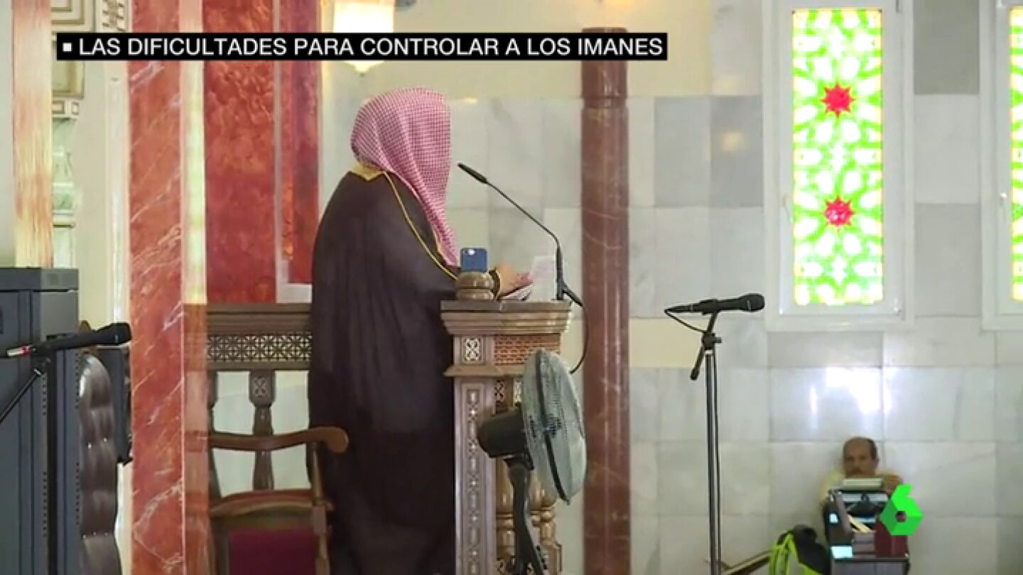 Im&aacute;n en una mezquita