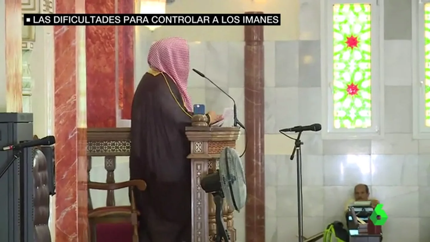 Imán en una mezquita Imán en una mezquita