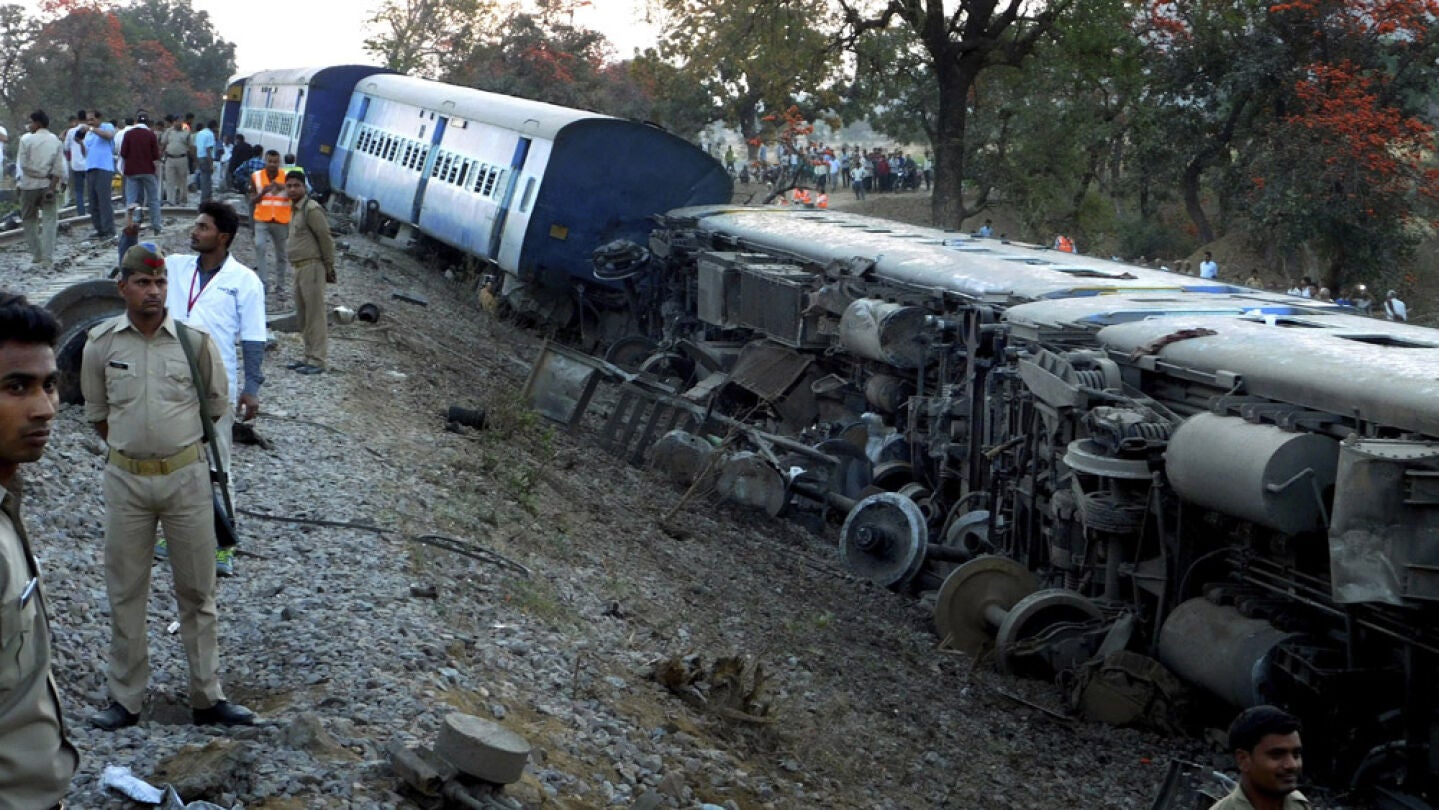 Agentes de la polic&iacute;a india durante las labores de rescate en el lugar del accidente de un tren de pasajeros en la India.