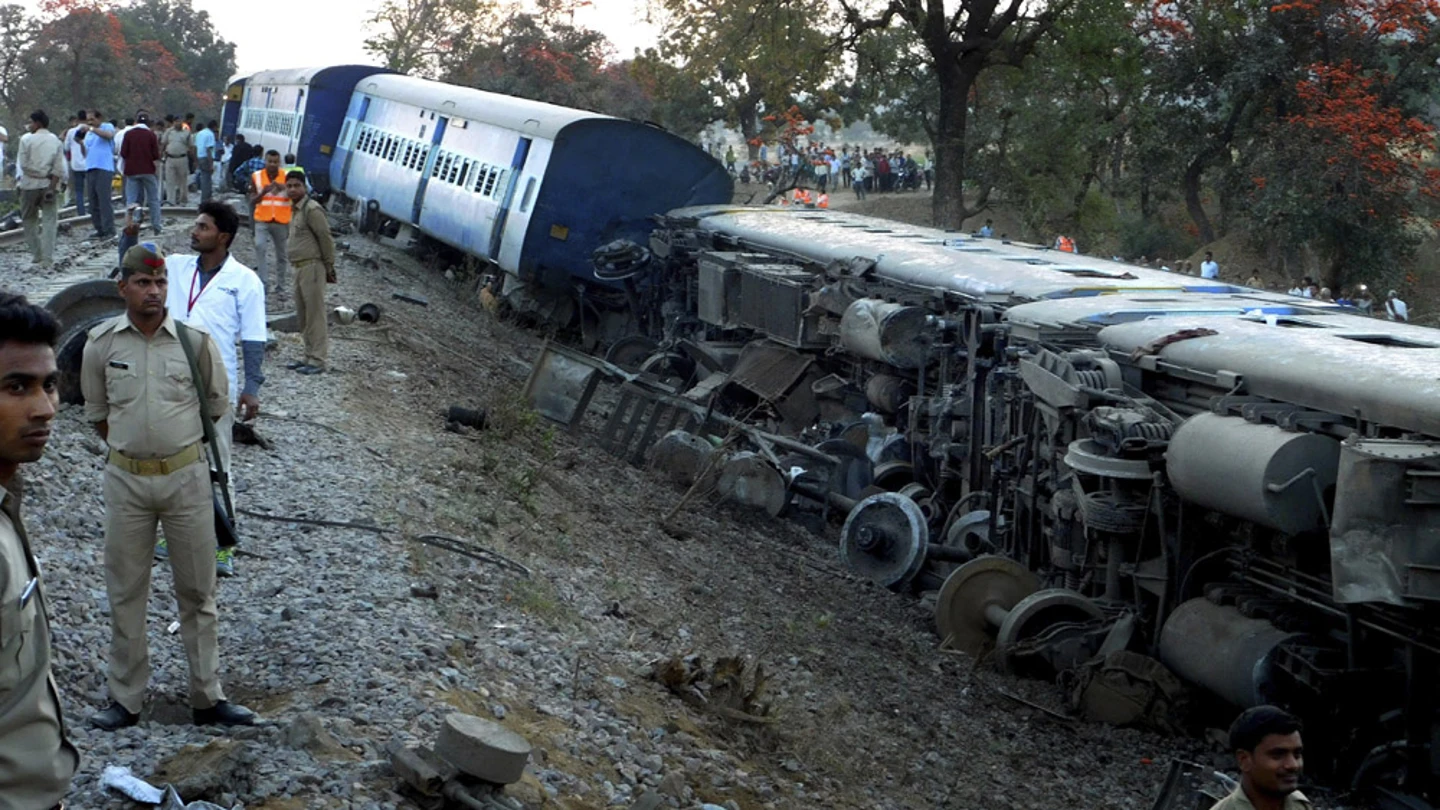 Agentes de la policía india durante las labores de rescate en el lugar del accidente de un tren de pasajeros en la India. Agentes de la policía india durante las labores de rescate en el lugar del accidente de un tren de pasajeros en la India.