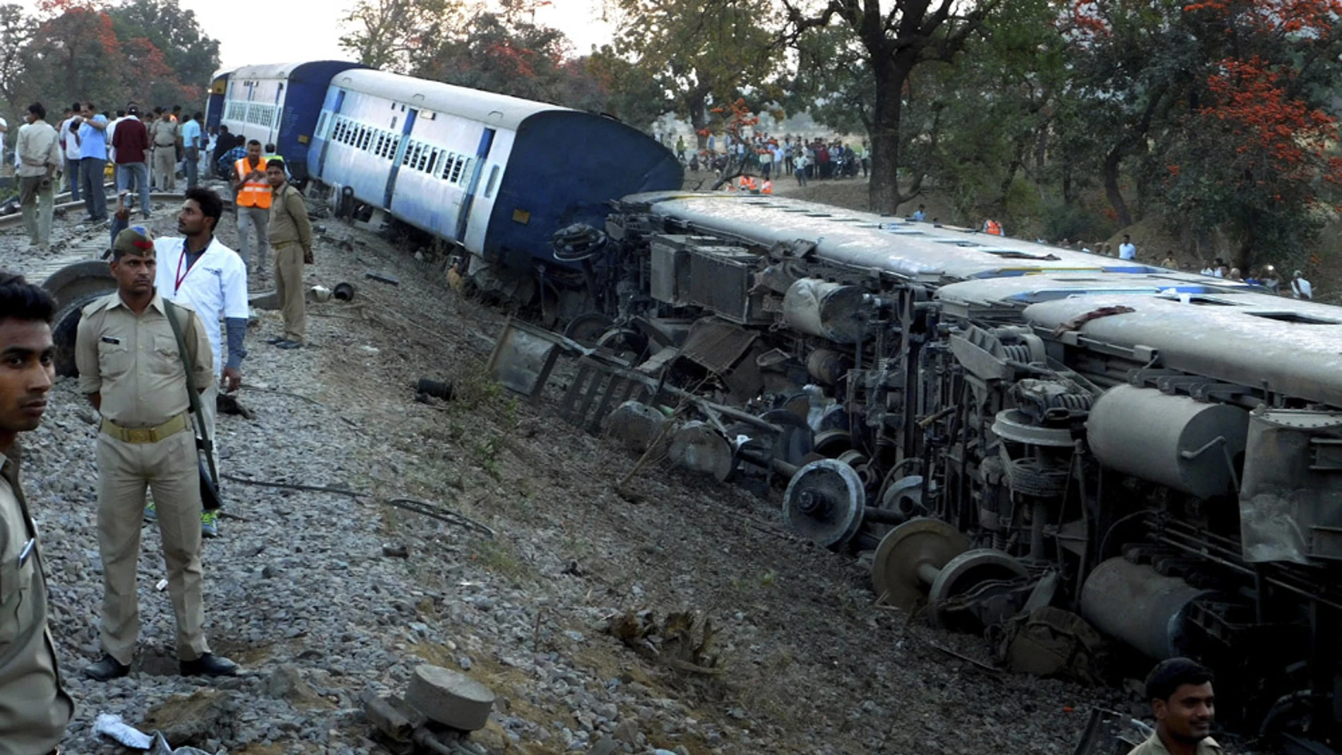 Agentes de la policía india durante las labores de rescate en el lugar del accidente de un tren de pasajeros en la India.