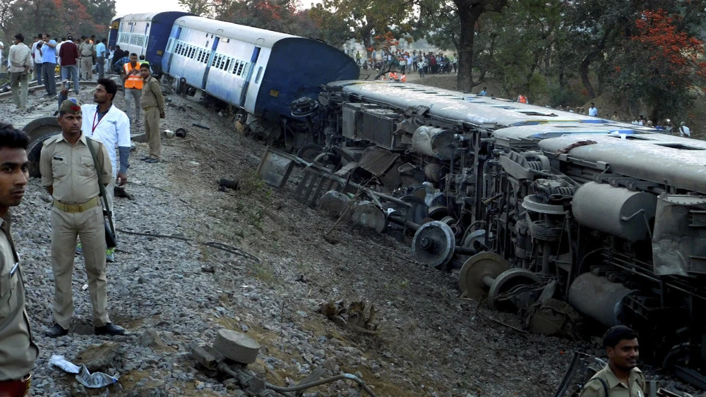 Agentes de la policía india durante las labores de rescate en el lugar del accidente de un tren de pasajeros en la India.