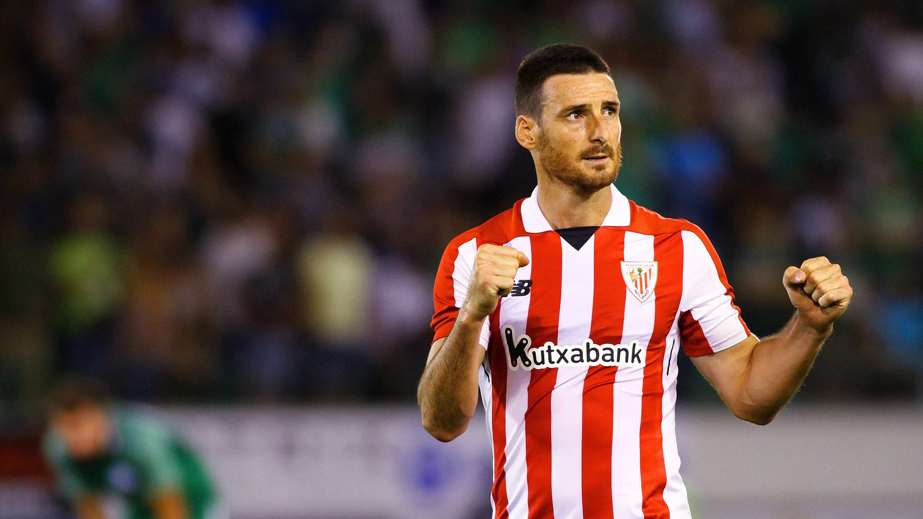 Aduriz levanta los brazos en un partido con el Athletic