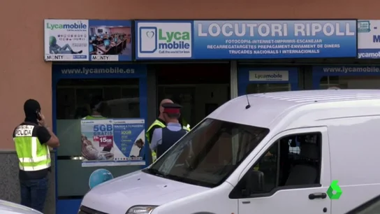 Los Mossos registran de nuevo el locutorio de Salah El Karih y han interrogado a su mujer Los Mossos registran de nuevo el locutorio de Salah El Karih y han interrogado a su mujer