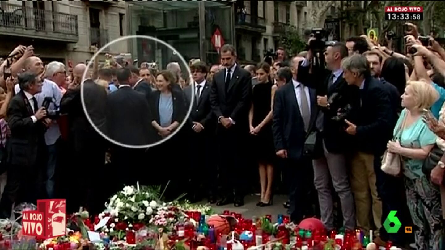 &iquest;De qu&eacute; se re&iacute;a Ada Colau durante la ofrenda floral por los atentados de Catalu&ntilde;a?