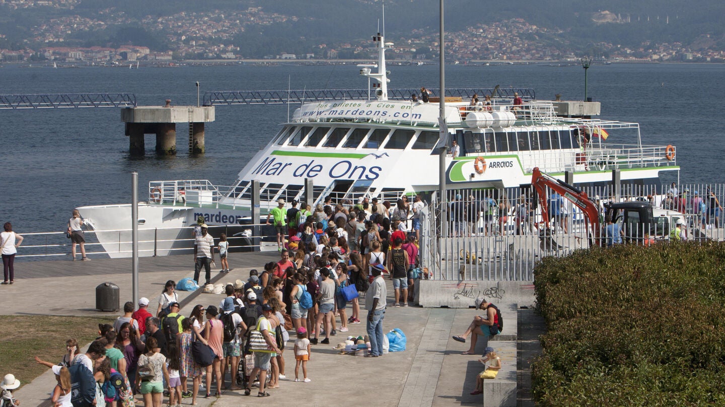 As&iacute; era la cola de gente para ir a las islas