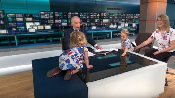  Una niña se convierte en la protagonista de unos informativos en Inglaterra al subirse a la mesa del presentador 