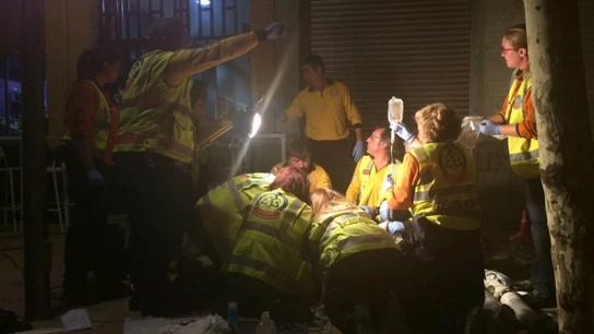 Efectivos del Samur atendiendo a la víctima en Madrid Efectivos del Samur atendiendo a la víctima en Madrid