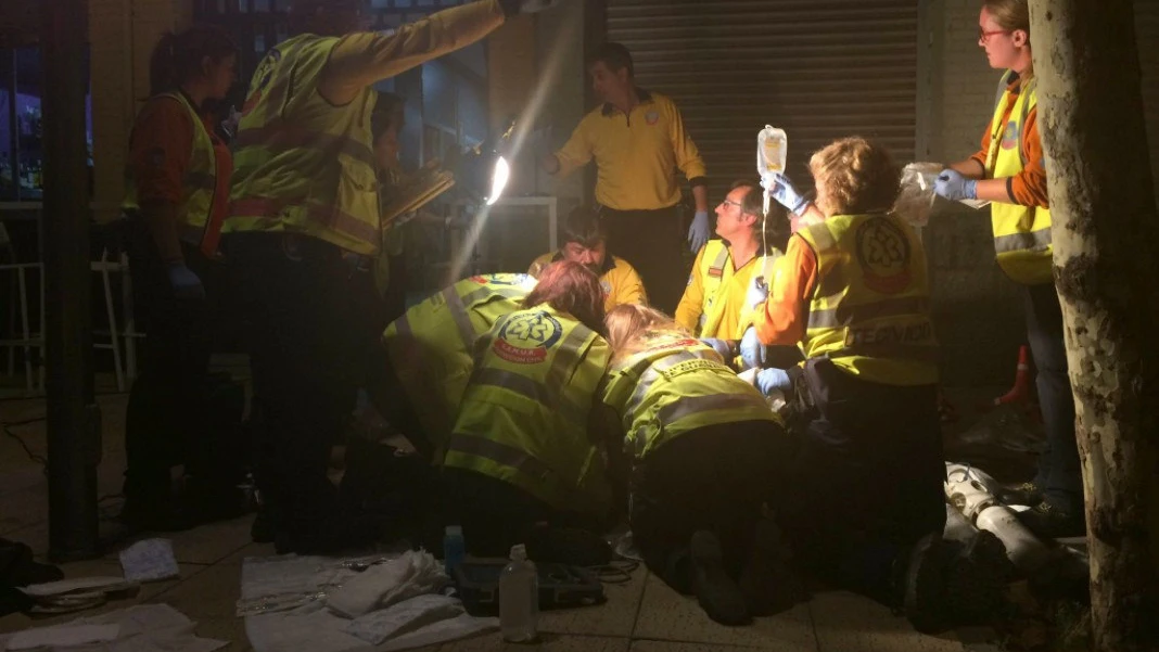 Efectivos del Samur atendiendo a la víctima en Madrid