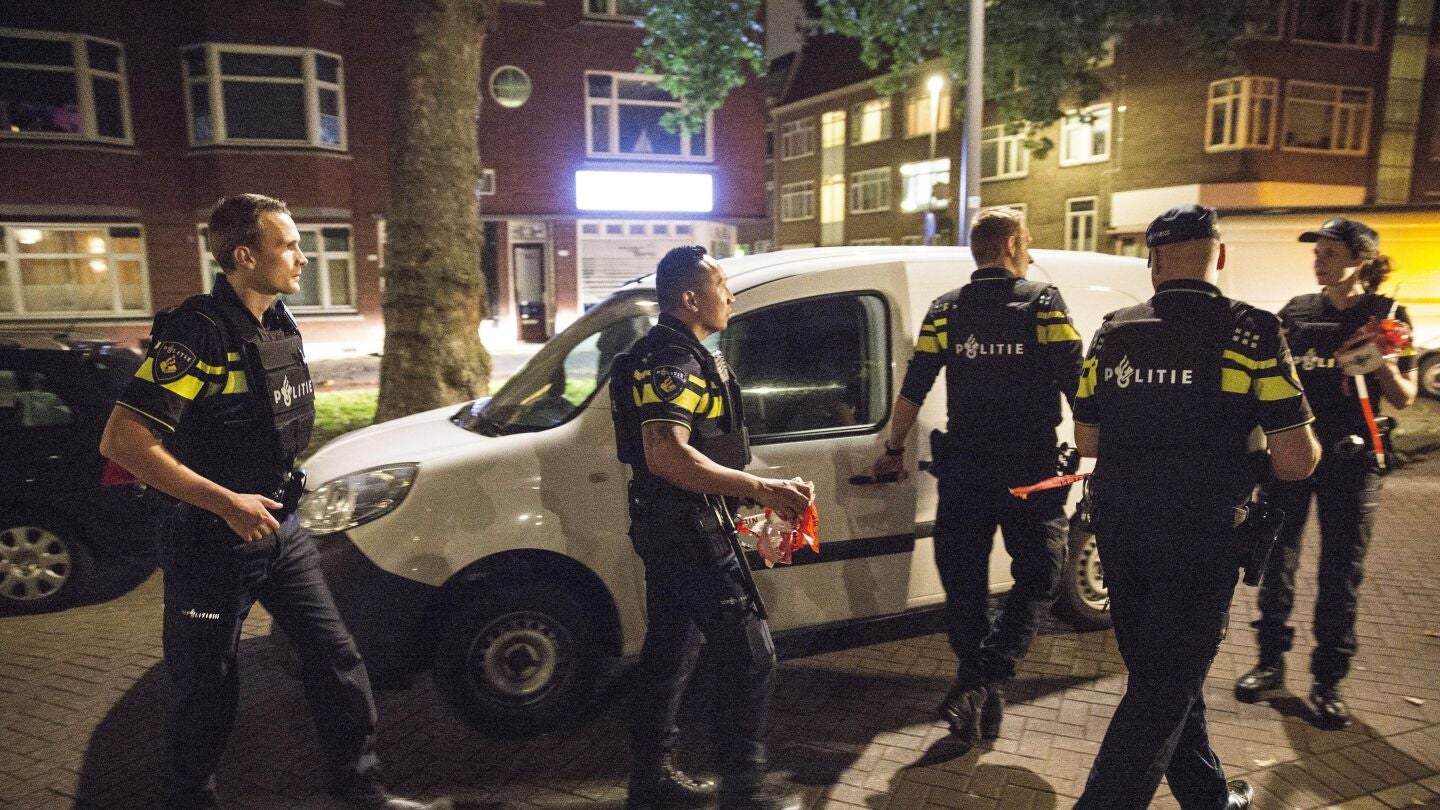 Agentes de la polic&iacute;a holandesa inspeccionan una furgoneta con matr&iacute;cula espa&ntilde;ola en Rotterdam