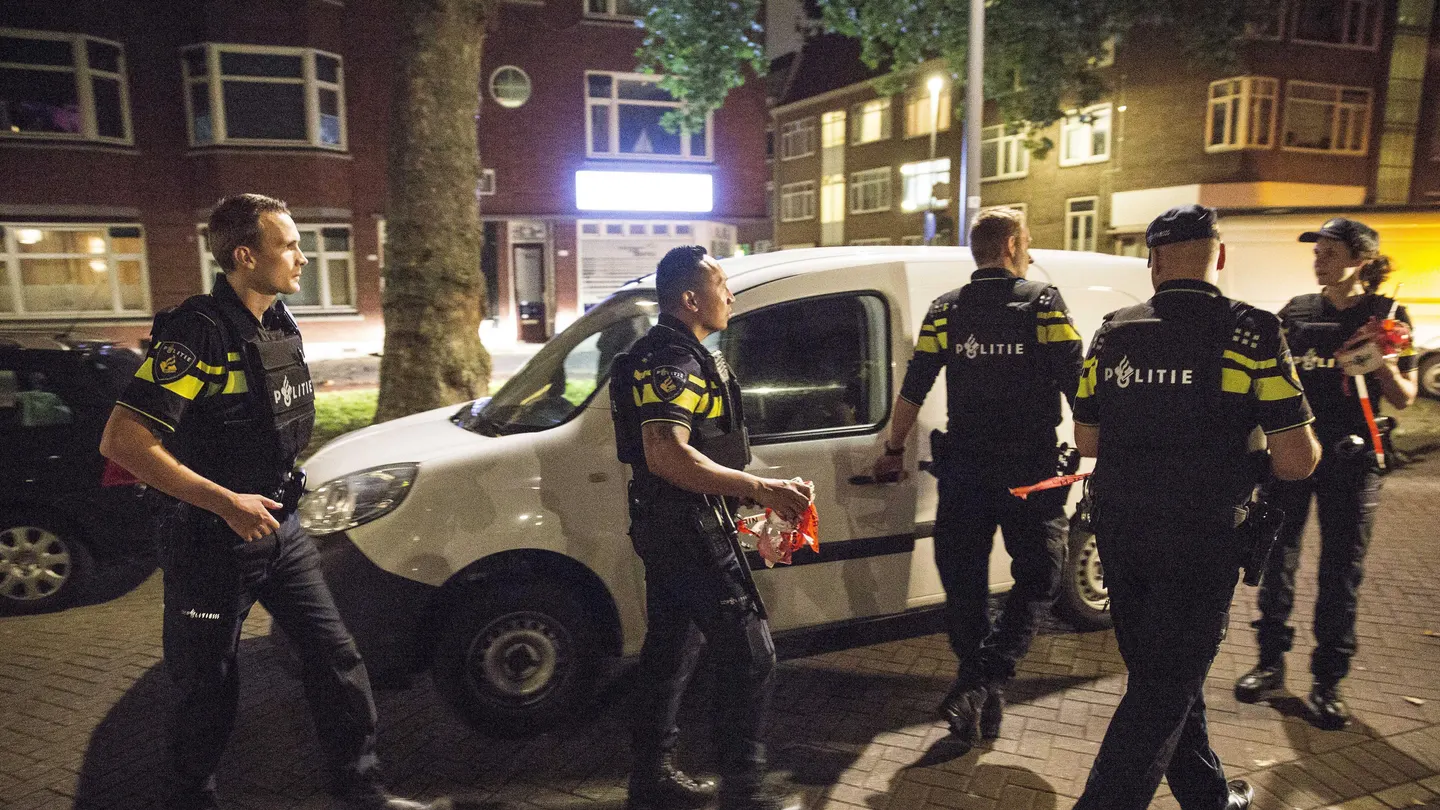 Agentes de la policía holandesa inspeccionan una furgoneta con matrícula española en Rotterdam Agentes de la policía holandesa inspeccionan una furgoneta con matrícula española en Rotterdam