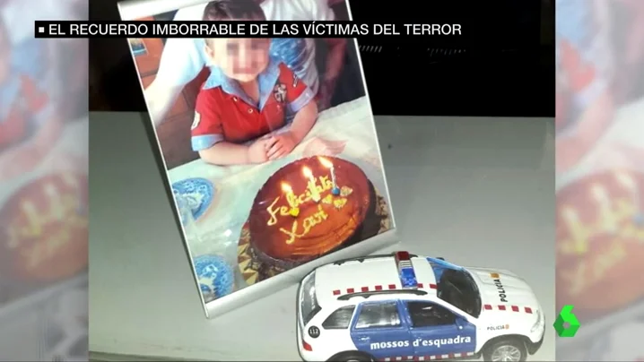 "Tenemos un ángel", el emotivo homenaje de los Mossos a Xavi, el niño de tres años fallecido en atentado de La Rambla 