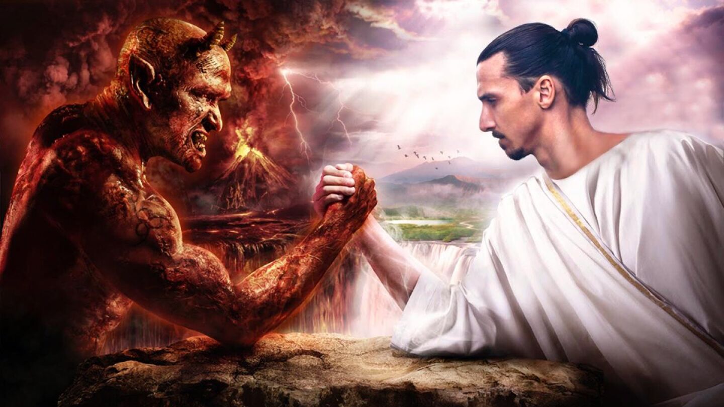 Ibrahimovic, anunciando que se queda en el Man United