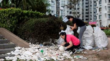 Voluntarias recogen escombros tras el paso del tifón Hato en China