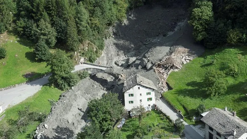 Vista de un deslizamiento de tierra en Bondo, al sur de Suiza