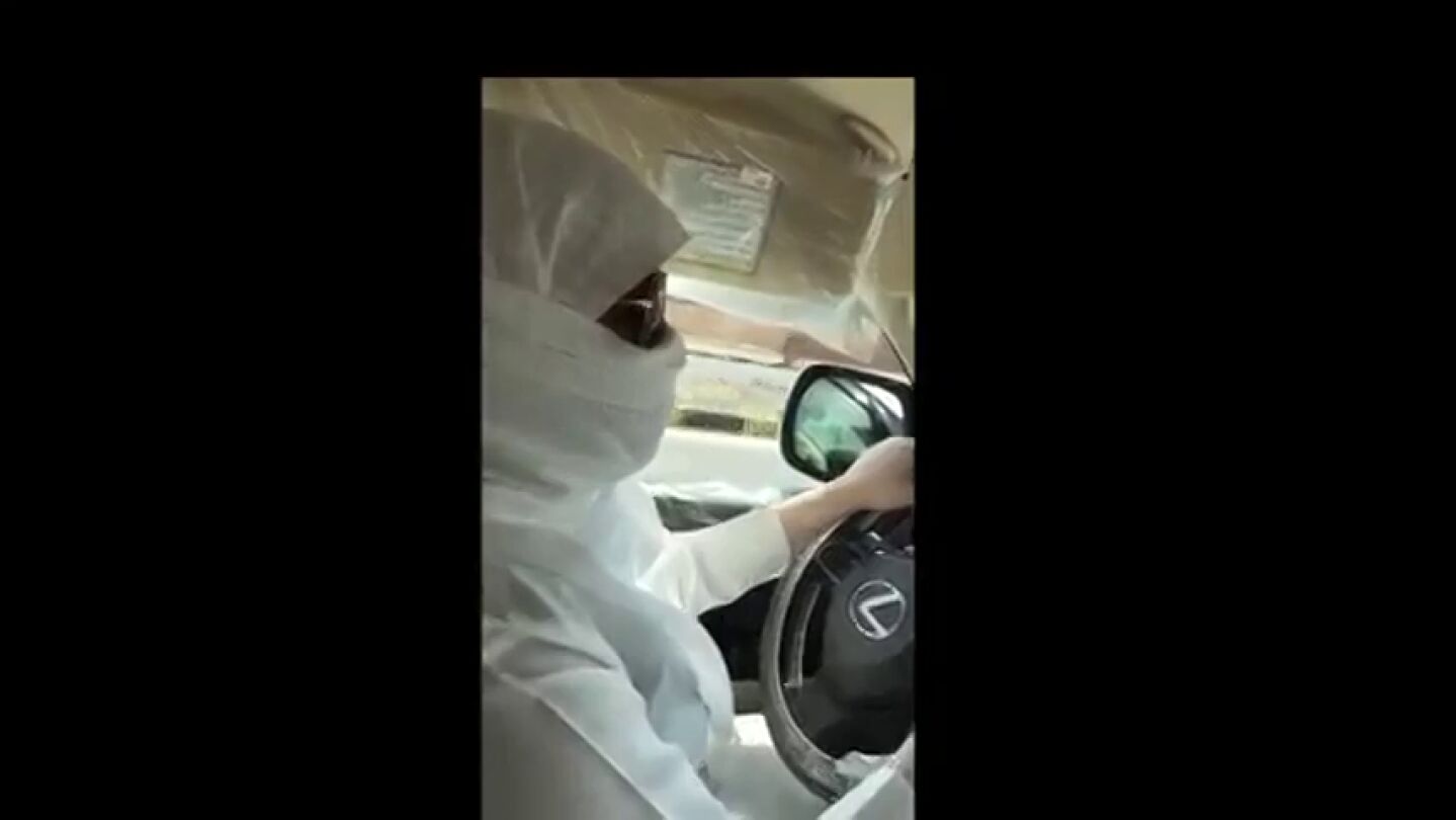 Detienen a un hombre por dejar a una mujer conducir su coche en Arabia Saud&iacute;