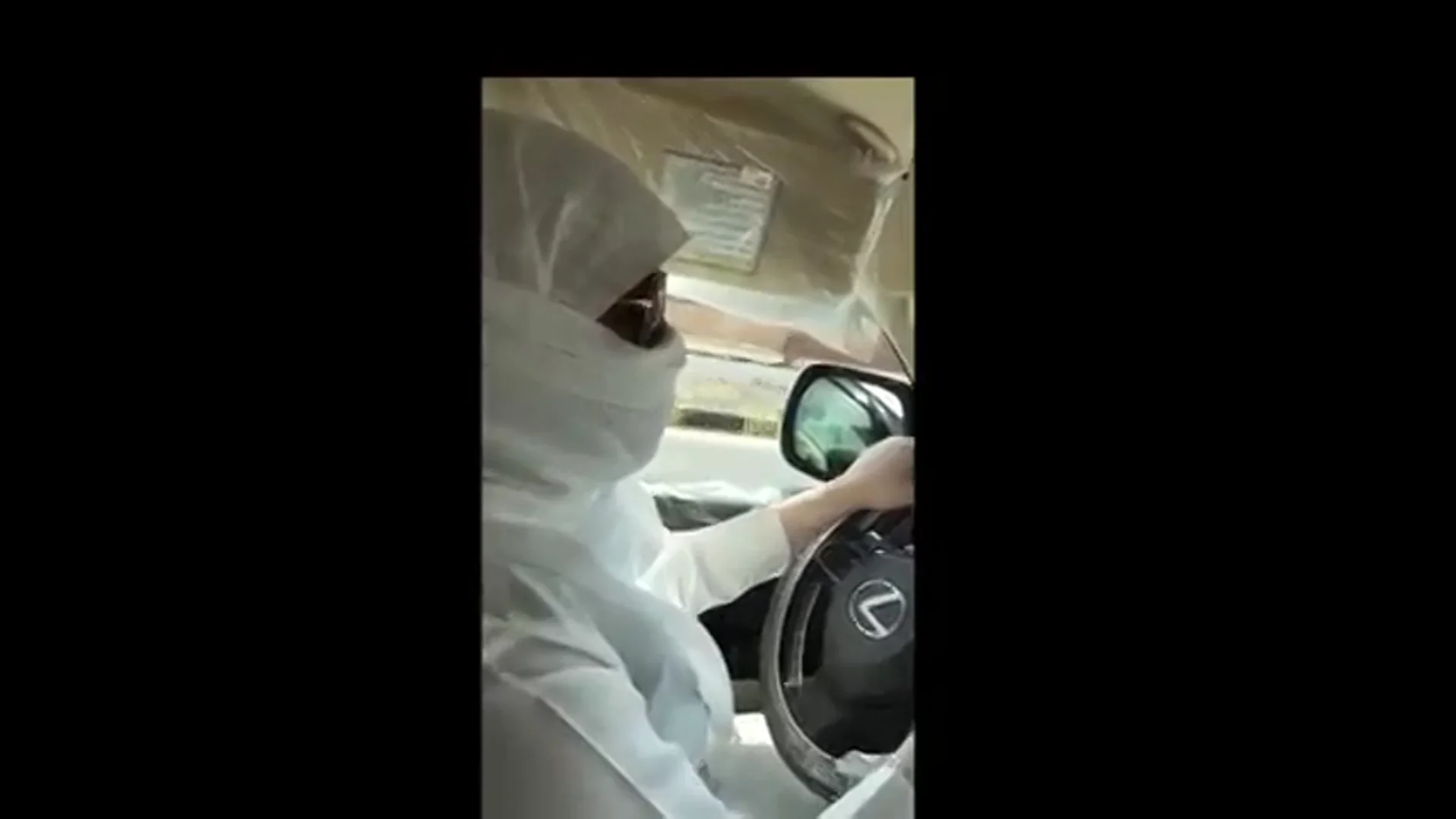 Detienen a un hombre por dejar a una mujer conducir su coche en Arabia Saudí