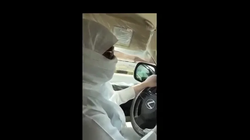 Detienen a un hombre por dejar a una mujer conducir su coche en Arabia Saudí