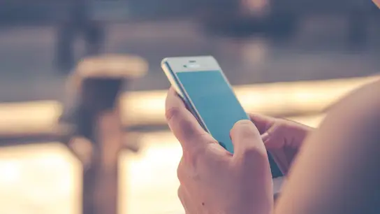 Chica con un movil Chica con un movil