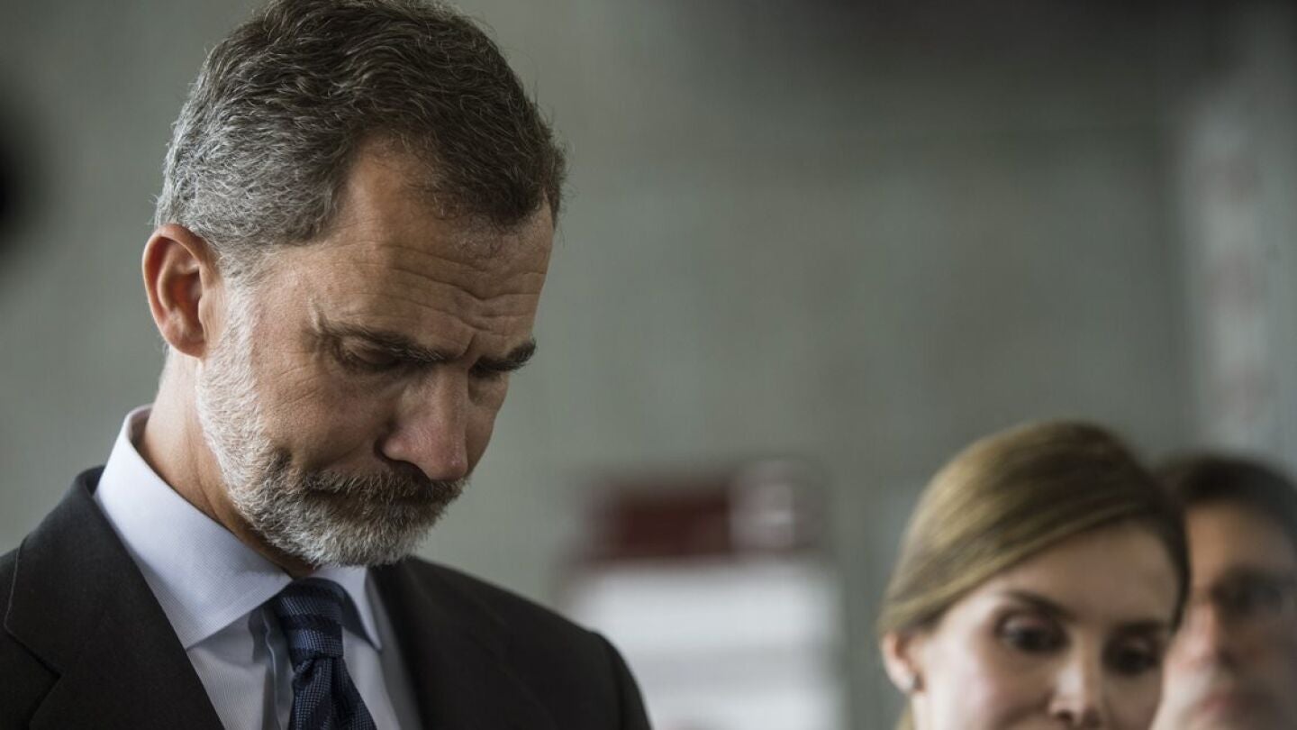 El rey a su salida del Hospital de la Sant Creu y Sant Pau de Barcelona donde han visitado a los heridos ingresados