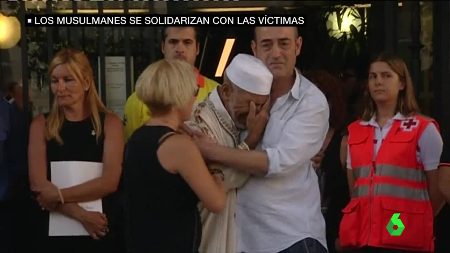 El im&aacute;n sustituto de Rub&iacute; abraza a los padres de Xavi