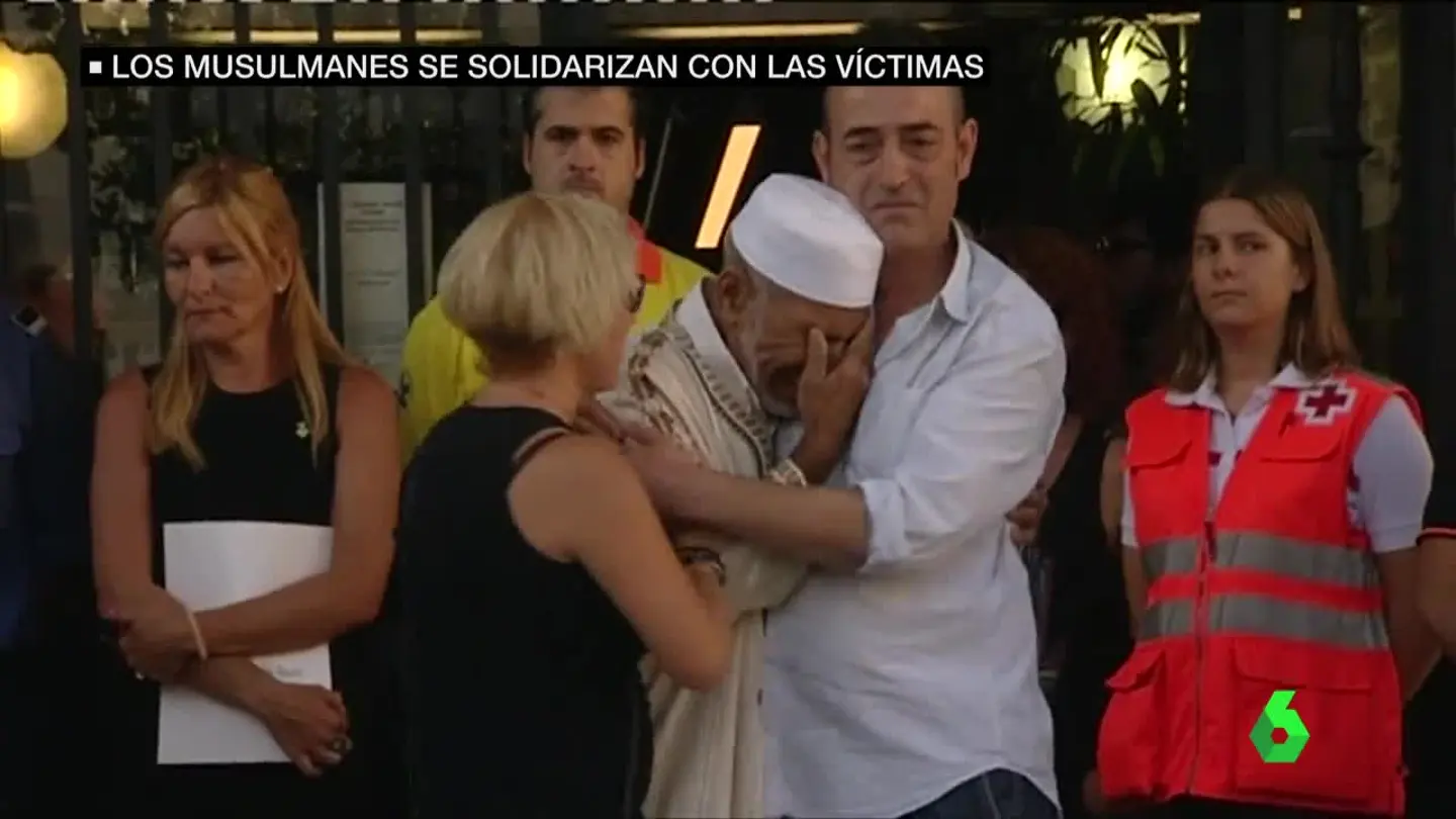 El imán sustituto de Rubí abraza a los padres de Xavi El imán sustituto de Rubí abraza a los padres de Xavi
