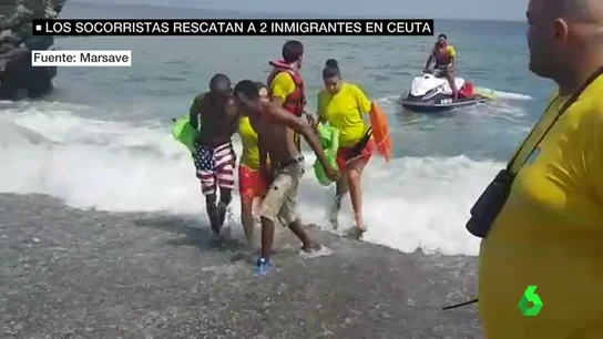 Los socorristas de la playa del Tarajal desbordados por el uso de los migrantes de motos de agua para cruzar al Estrecho Los socorristas de la playa del Tarajal desbordados por el uso de los migrantes de motos de agua para cruzar al Estrecho