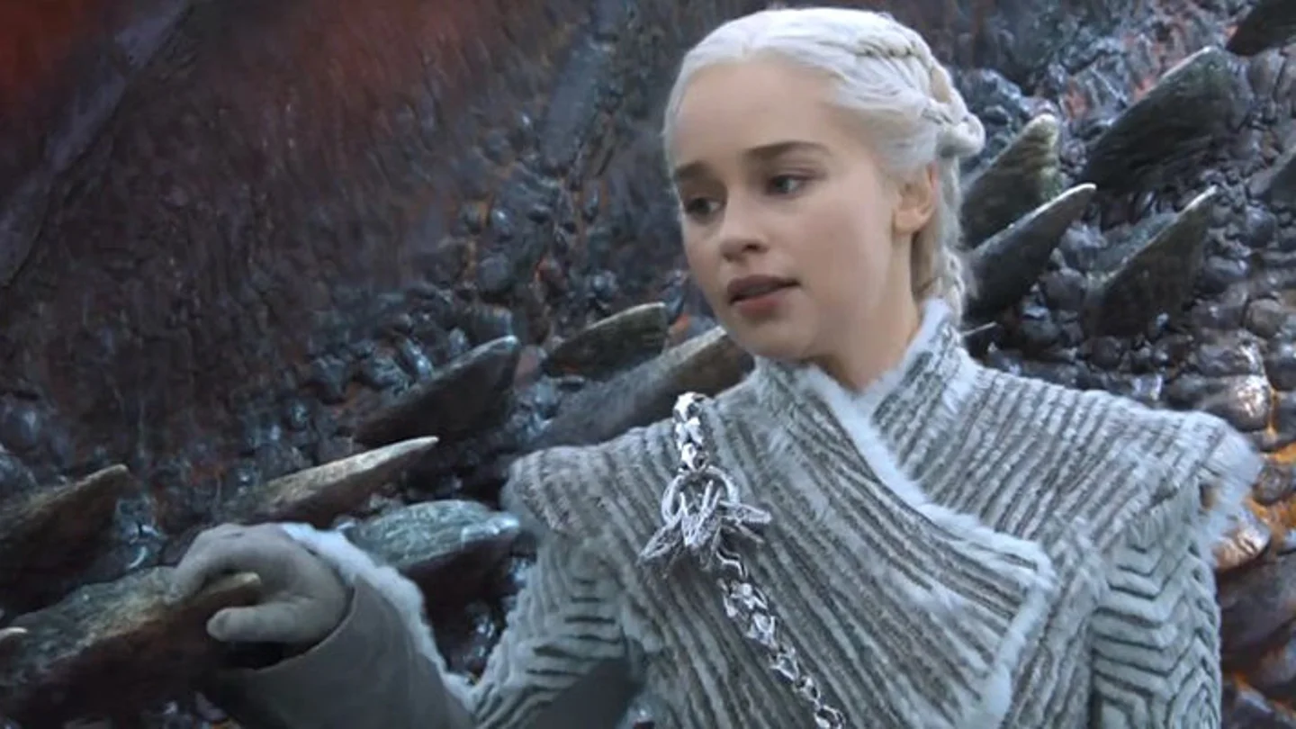 Una de las escenas de Juego de Tronos donde Daenerys Targaryen luce el deseado abrigo Una de las escenas de Juego de Tronos donde Daenerys Targaryen luce el deseado abrigo