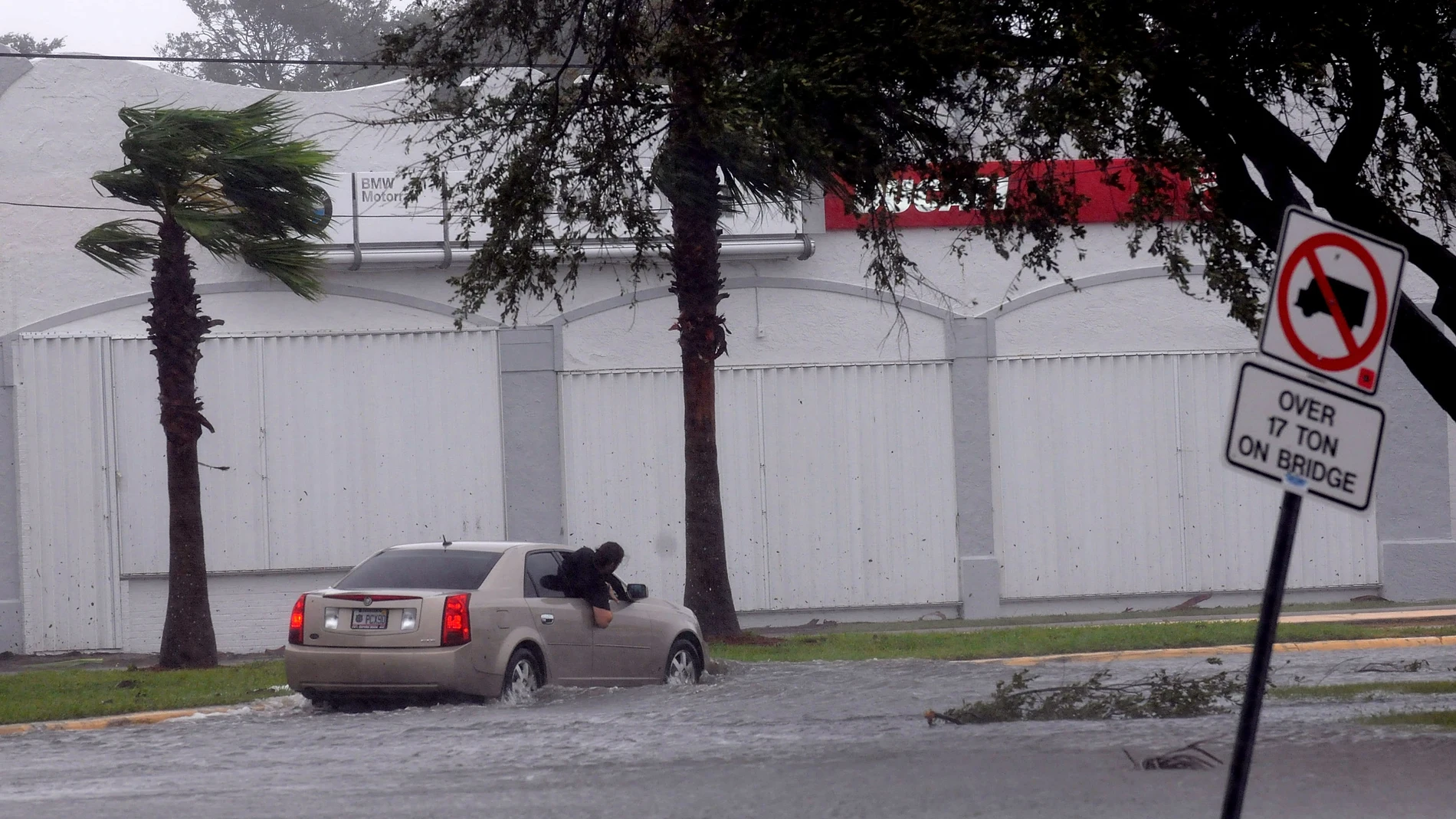 El poderoso huracán Harvey amenaza con inundar Texas