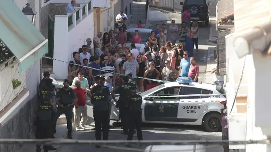 Agentes de la Guardia Civil y vecinos de Güevéjar en lugar donde se registró el suceso Detenidos un padre y su hijo por el asesinato del hombre que falleció en GÜevéjar tras recibir varios disparos