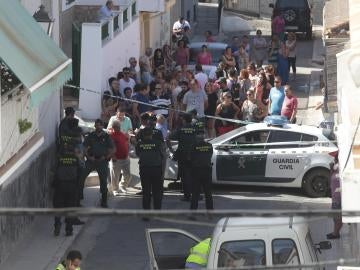Agentes de la Guardia Civil y vecinos de Güevéjar en lugar donde se registró el suceso Agentes de la Guardia Civil y vecinos de Güevéjar en lugar donde se registró el suceso
