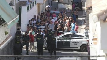 Agentes de la Guardia Civil y vecinos de Güevéjar en lugar donde se registró el suceso