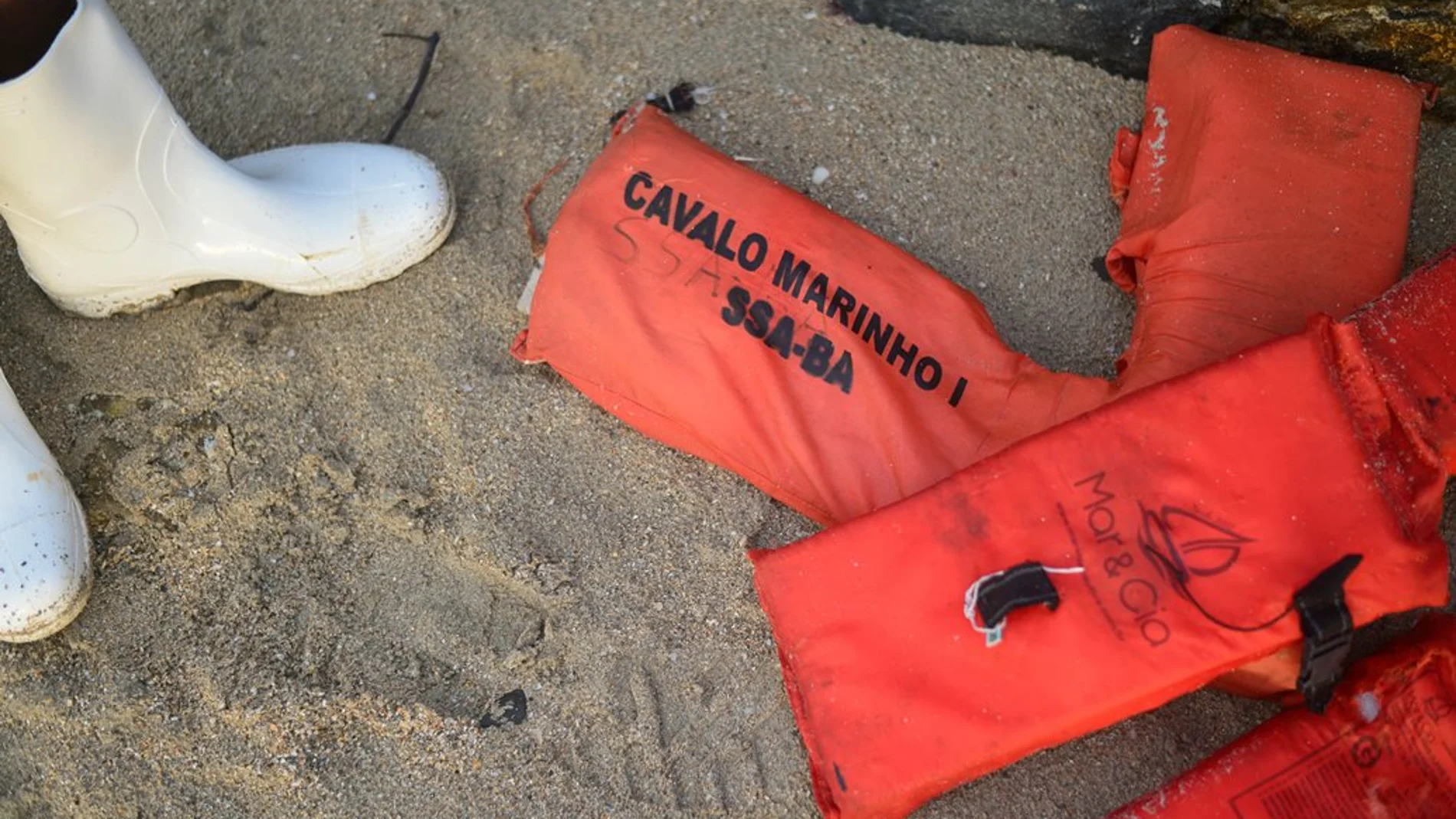 Chalecos salvavidas en tras un naufragio en Brasil