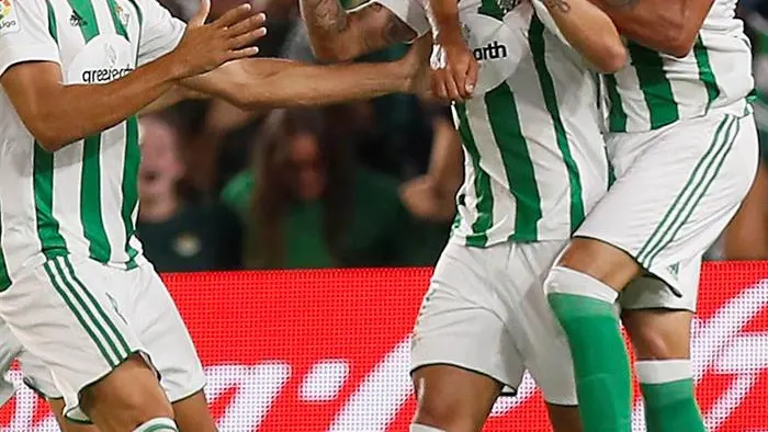 Los jugadores del Betis festejan el gol de Sergio León