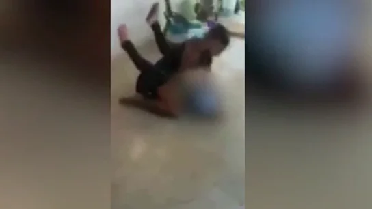 La mujer agrediendo a su hija embarazada La mujer agrediendo a su hija embarazada