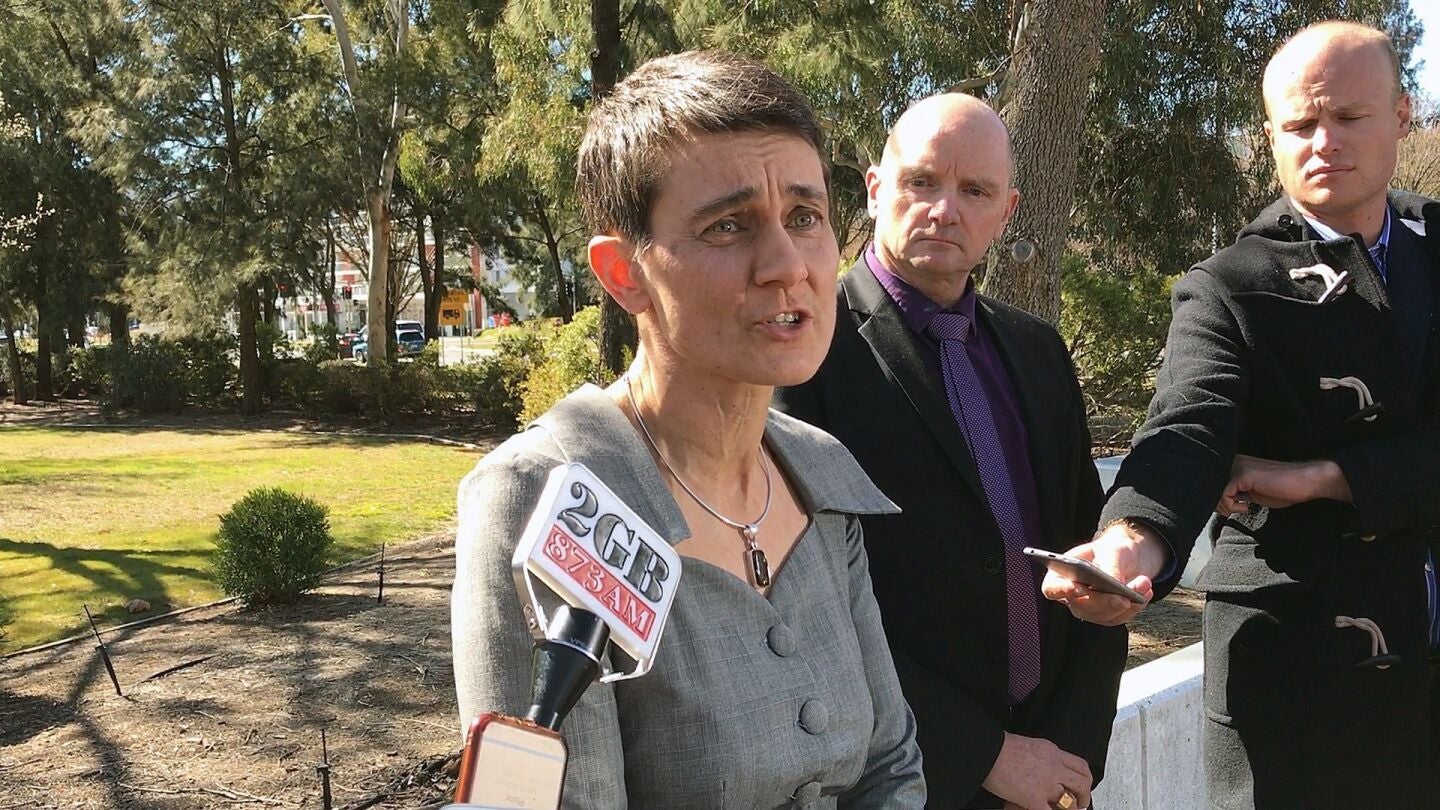 El superintendente de la polic&iacute;a Ben Cartwright (2&ordm; dcha) y la rectora de la Universidad Nacional Australiana, Marni Hughes-Warrington, tras la agresi&oacute;n. 