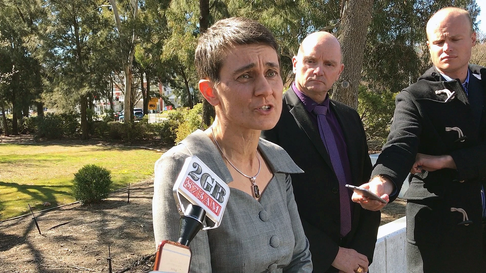 El superintendente de la policía Ben Cartwright (2º dcha) y la rectora de la Universidad Nacional Australiana, Marni Hughes-Warrington, tras la agresión. 