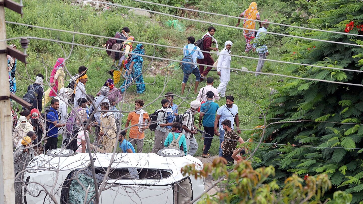Un coche volcado durante los altercados en India