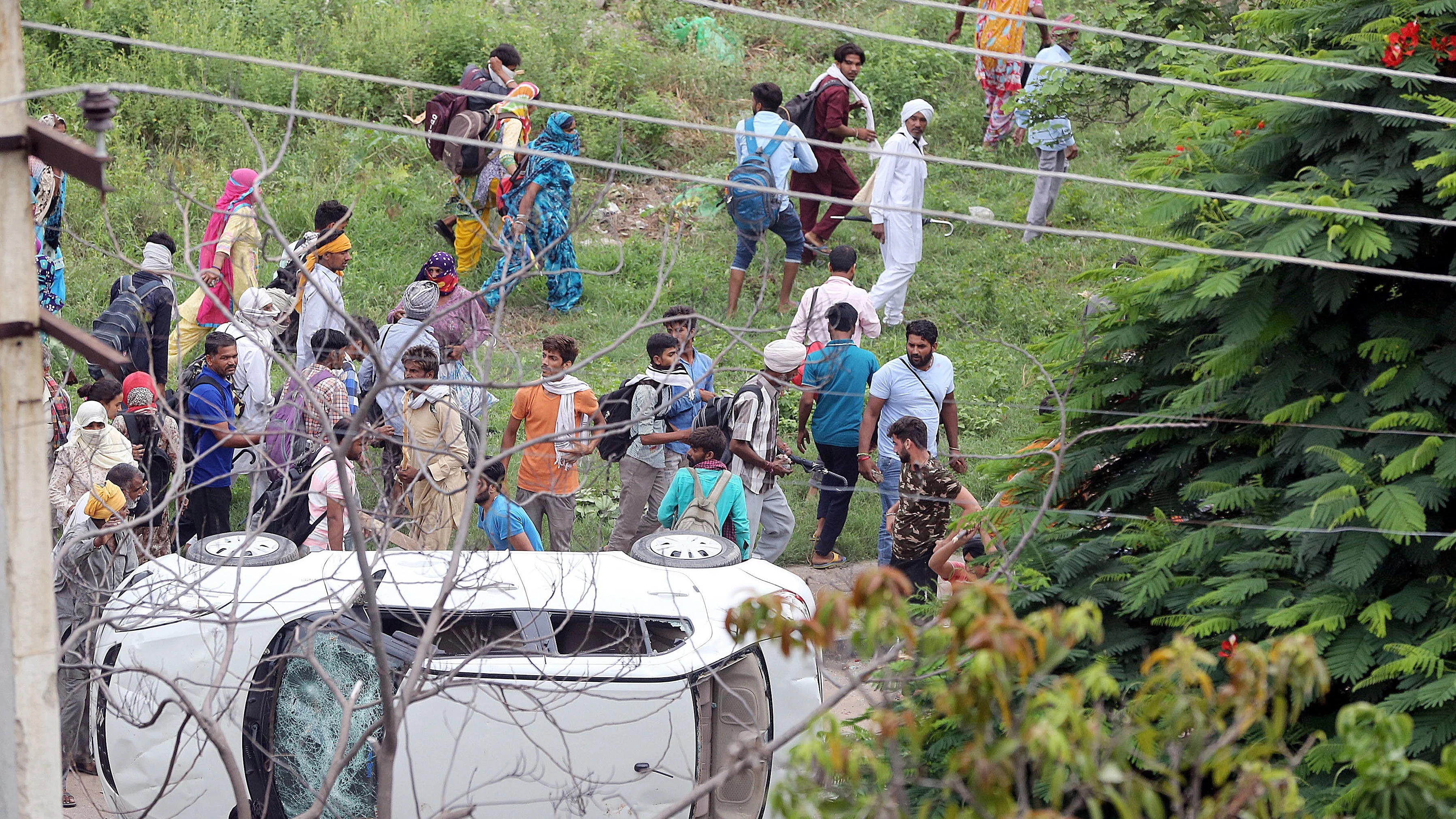 Un coche volcado durante los altercados en India