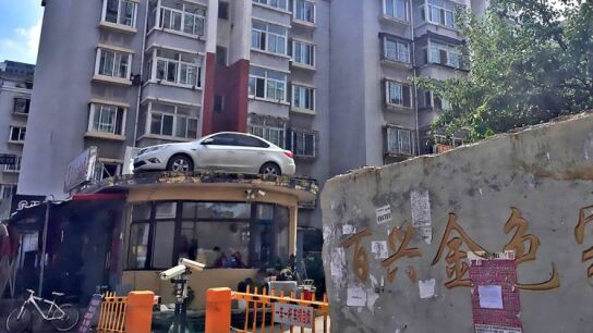 El coche colocado en el tejado de la caseta