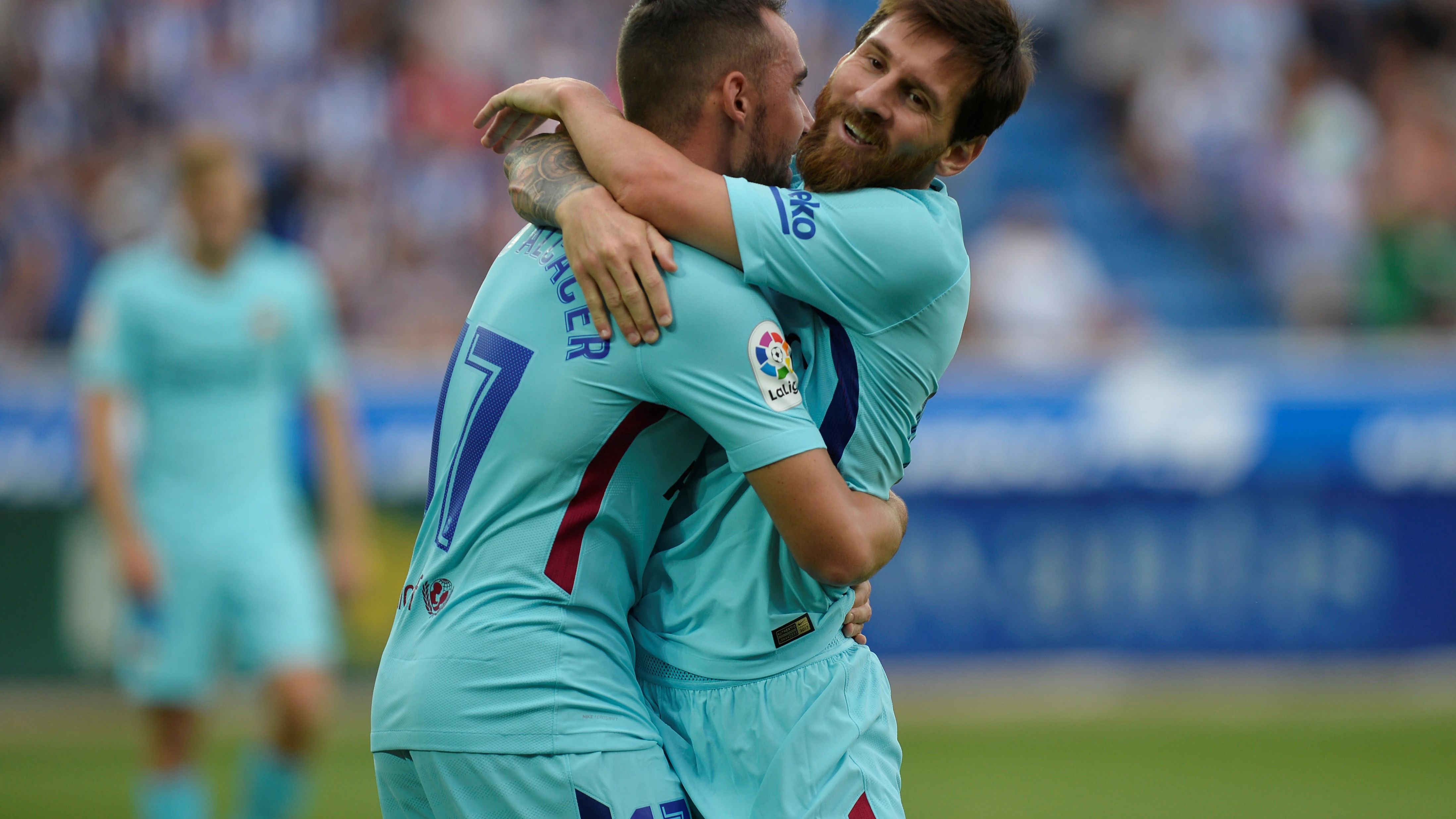 Messi se abraza con Alcácer para celebrar su gol con el Barça