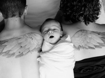 Unos padres homenajean a su hijo fallecido tatuándose unas alas de ángel Unos padres homenajean a su hijo fallecido tatuándose unas alas de ángel