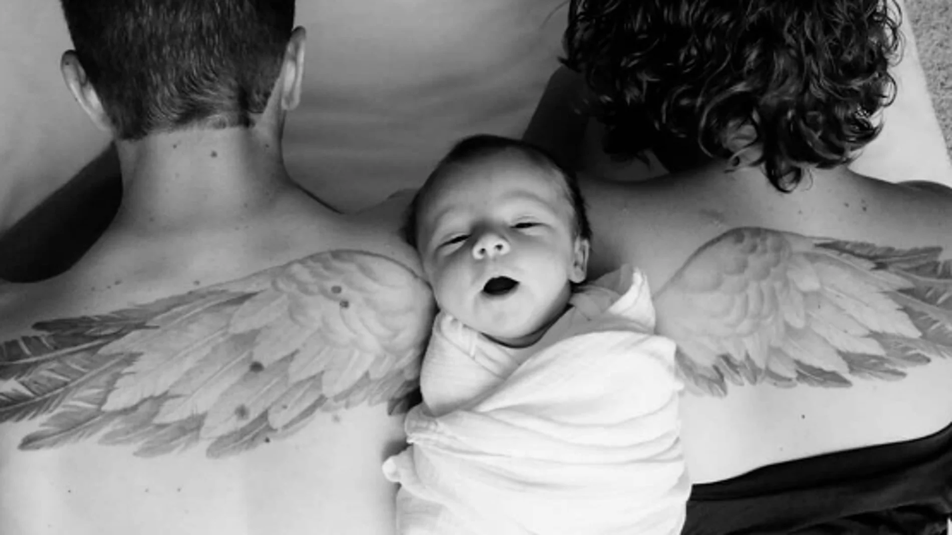 Unos padres homenajean a su hijo fallecido tatuándose unas alas de ángel 