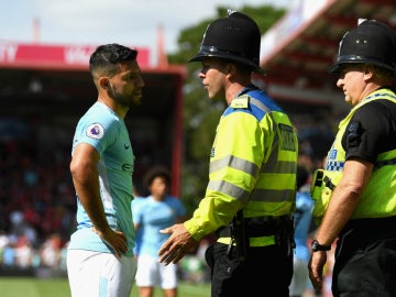 Agüero, ante dos guardias de seguridad Agüero, ante dos guardias de seguridad