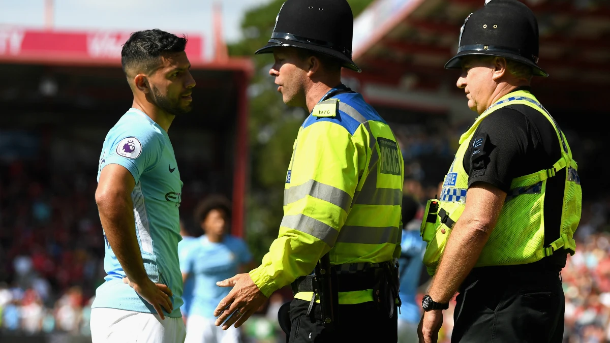 Agüero, ante dos guardias de seguridad