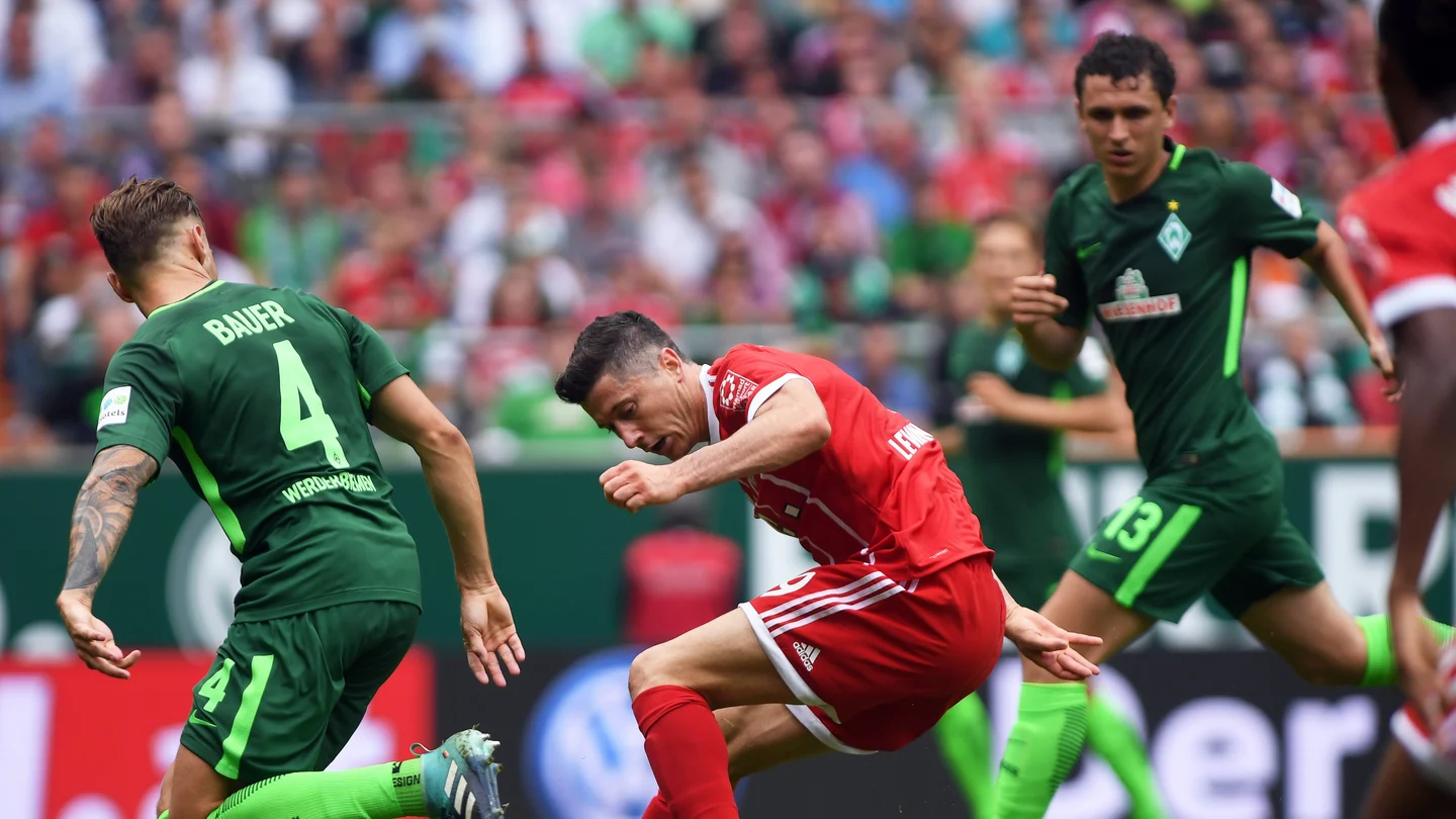 Lewandowski ante el Bremen Lewandowski ante el Bremen